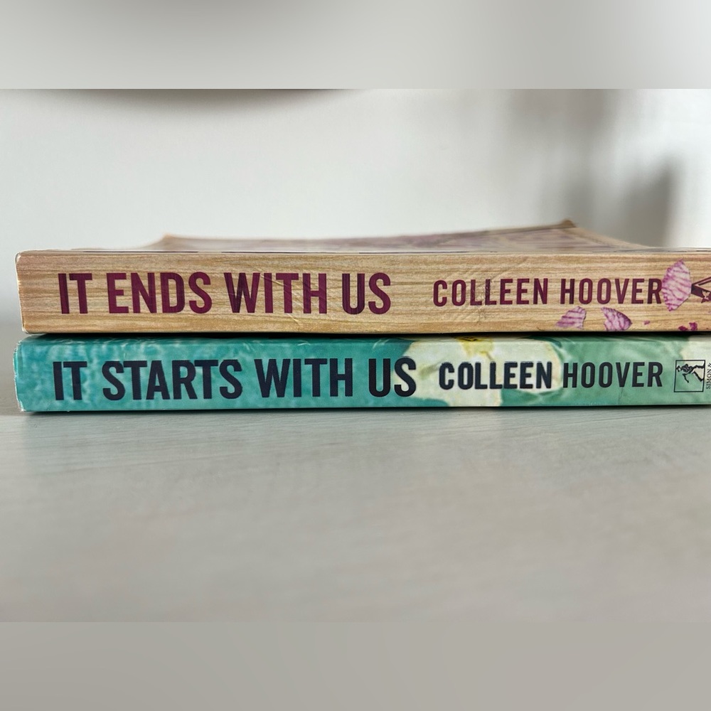 Colleen Hoover, Book 1: It Ends With Us / Book 2: It Starts With Us, Like New